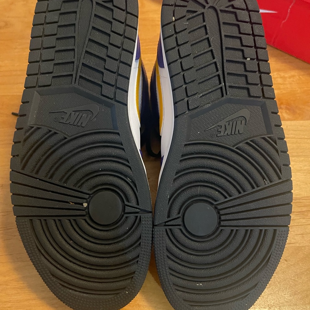 Gently used Nike Air Jordan 1 - Lakers - Picture 6 of 8